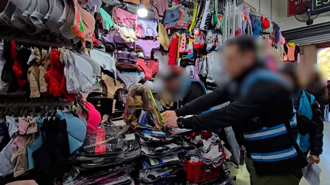 Desnudaron a "La Juanita": ARCA y la Policía confiscaron 123 millones en ropa floja de papeles