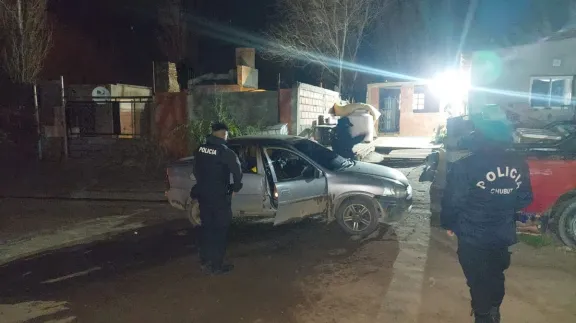 Despertó por una explosión y encontró su auto envuelto en llamas