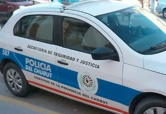 Detuvieron a una mujer que intentó llevarse chocolates sin pagar de un supermercado de Trelew