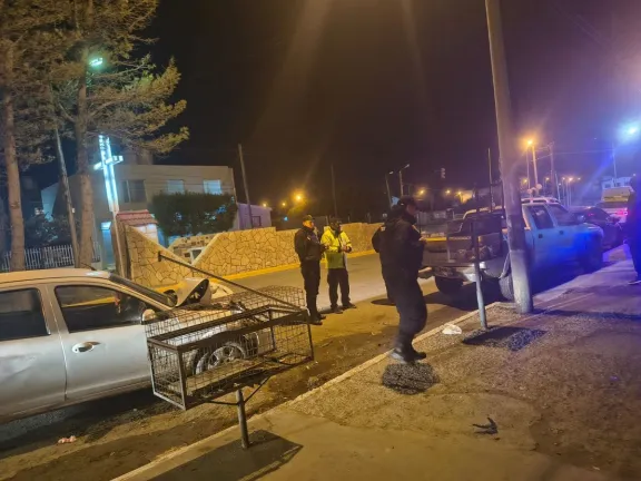 Discutía con su pareja, chocó un vehículo estacionado y dio positivo en alcoholemia