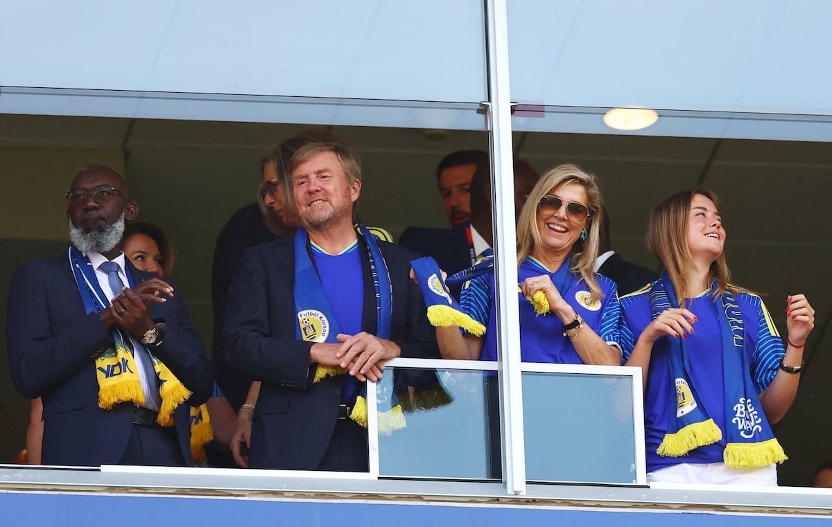 Dos partidos en un día: Guillermo y Máxima festejan de naranja con Países Bajos y de azul con Curazao