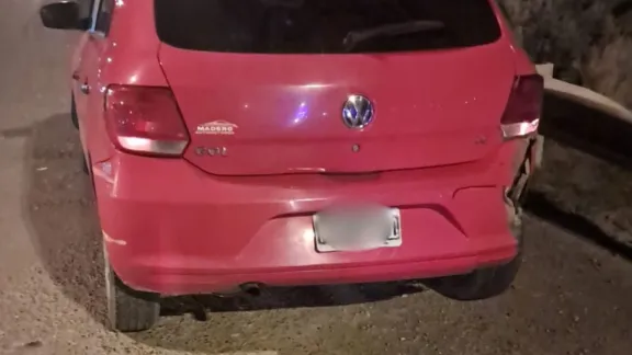 Dos vehículos colisionaron en la rotonda de ingreso a Rada Tilly