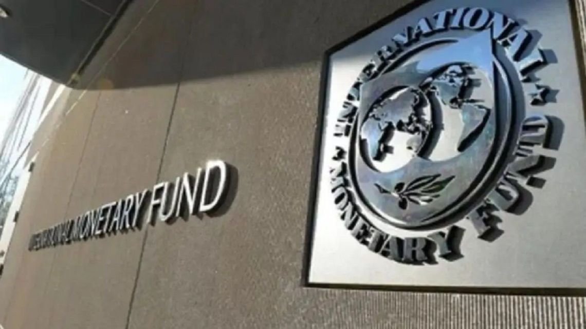 El FMI elogió la baja del riesgo país de la Argentina