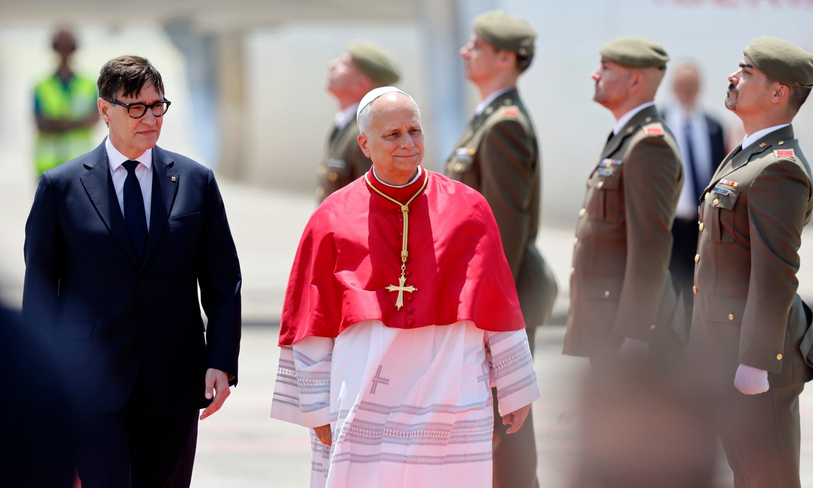 El papa León XIV con Salvador Illa, a su llegada al aeropuerto del Prat, en Barcelona.