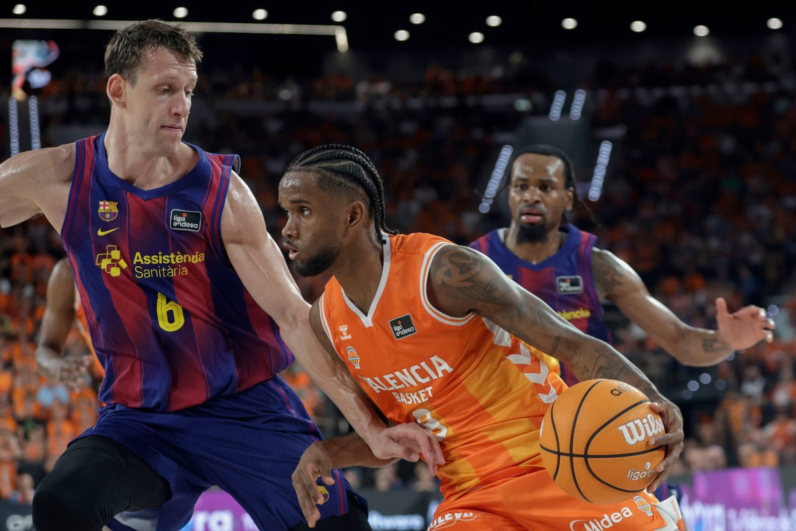 El Valencia Basket zarandea al Barcelona e iguala la serie con una contundente victoria