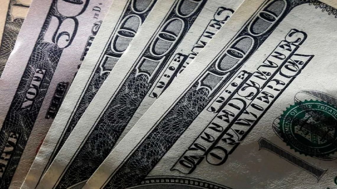 El dólar blue cerró en alza este viernes 12 de junio y el Banco Central volvió a comprar dólares