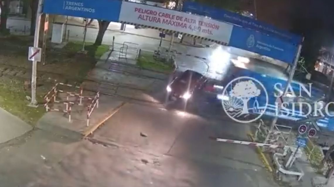 El escalofriante video del tren embistiendo el auto de Ernestina Pais
