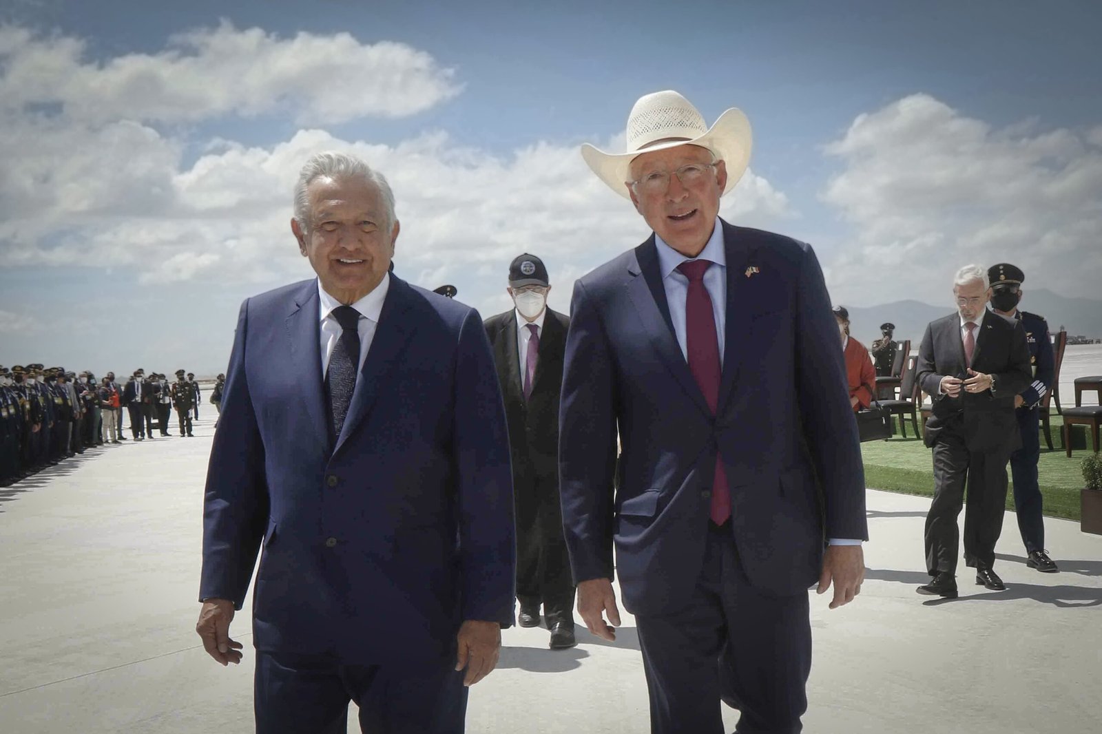 El exembajador Ken Salazar revela cómo López Obrador condicionó a EE UU el freno a la migración a la inversión en sus obras de infraestructura