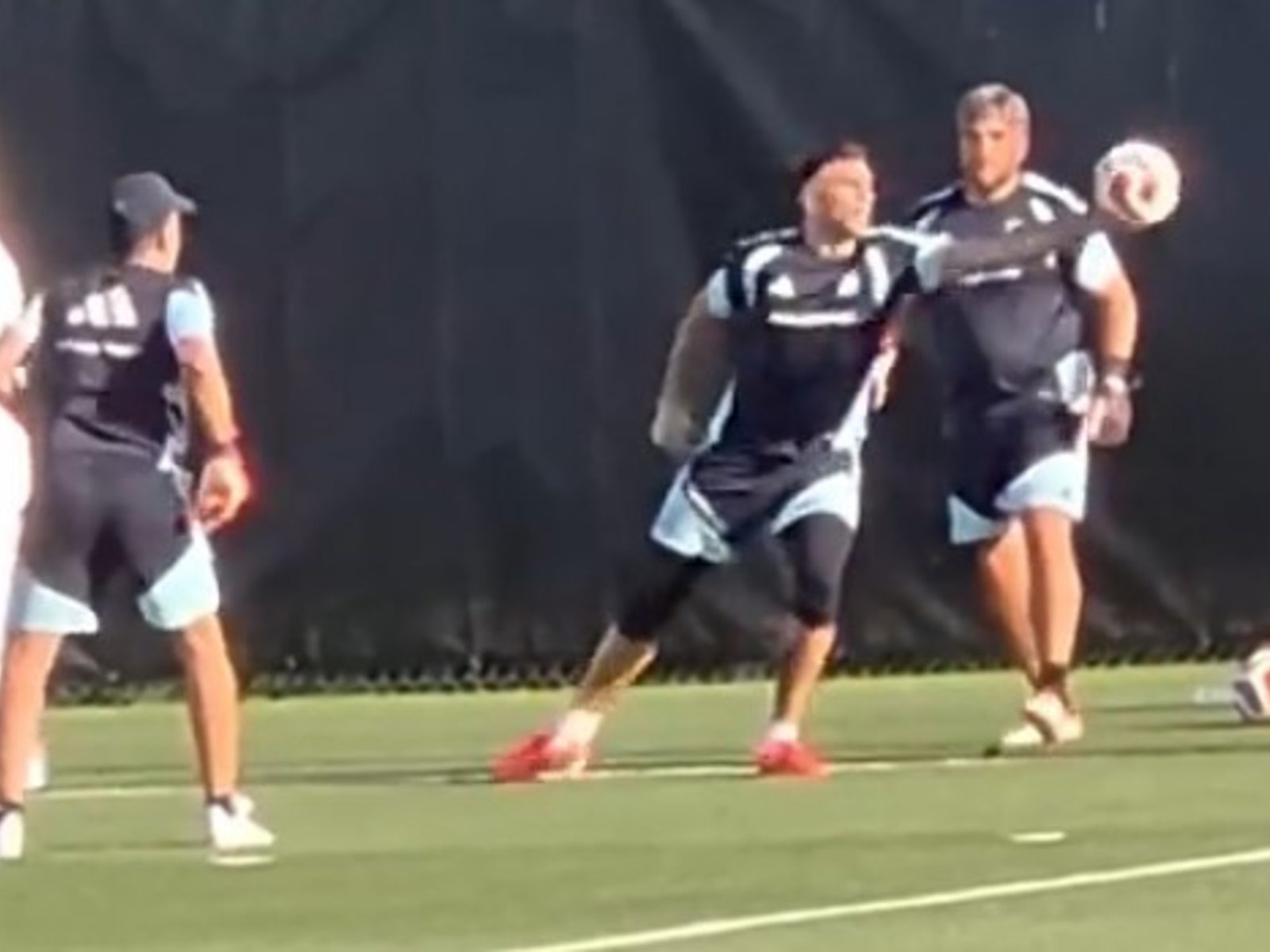 El impactante entrenamiento de Dibu Martínez "a una mano" para llegar al debut de la Selección en el Mundial 2026