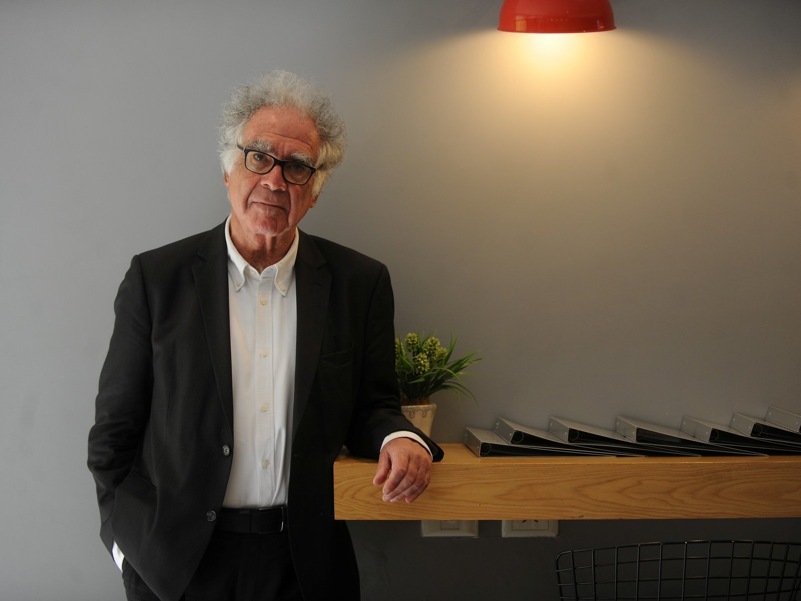 El legado de Carlo Ginzburg, el historiador que transformó archivos en relatos fascinantes
