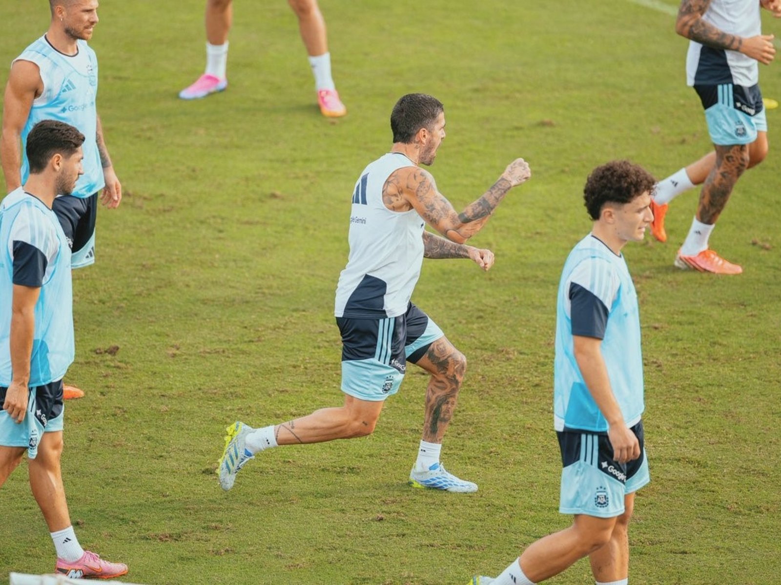 El video a sonido ambiente de la práctica de la Selección: la arenga de De Paul, el beso de Julián y la buena imagen de Paredes :: Olé