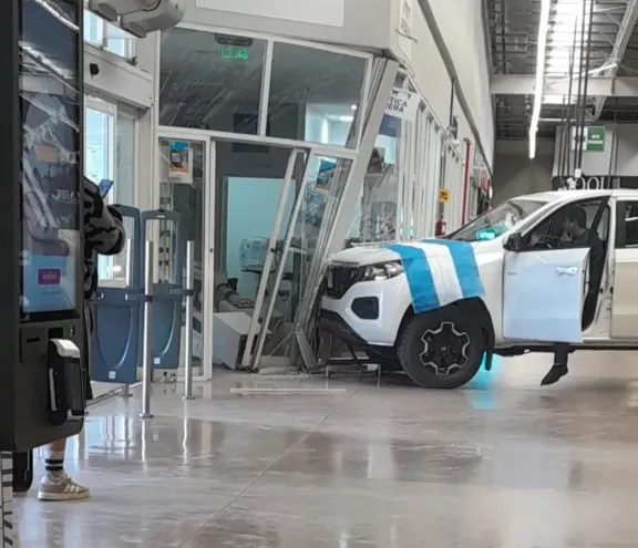 Encendieron una camioneta en exhibición y chocó contra una óptica dentro de un supermercado