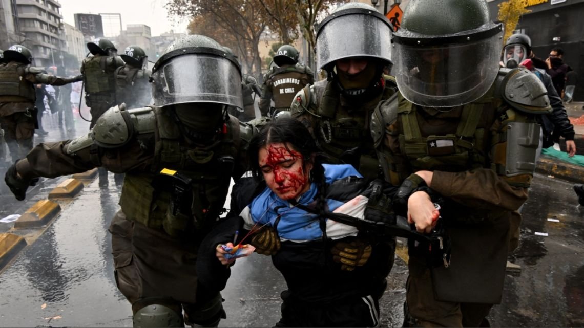 Estudiantes chilenos fueron reprimidos en una marcha masiva contra los recortes del presidente Kast