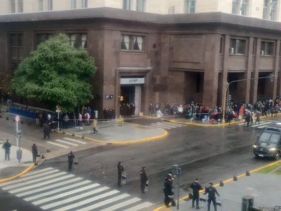 Evacuaron de urgencia a Luis Caputo tras una amenaza de bomba en el Ministerio de Economía