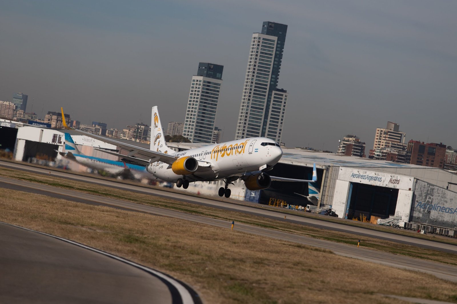 Flybondi: la primera aerolínea de bajo coste argentina está al borde del colapso