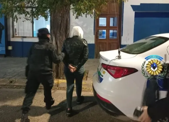Fue a retirar una citación judicial y terminó detenida en Puerto Madryn