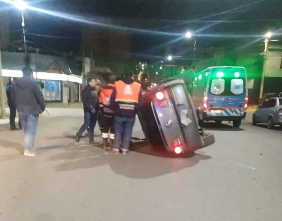 Fuerte choque y vuelco en la madrugada en calle Sarmiento