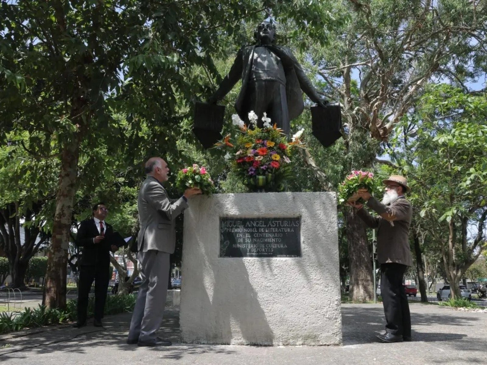 Guatemala repatriará los restos de Miguel Ángel Asturias y los inhumará en la capital del país