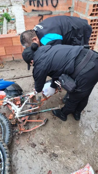 Hallaron una moto desguazada y otras cosas robadas en allanamientos de Trelew