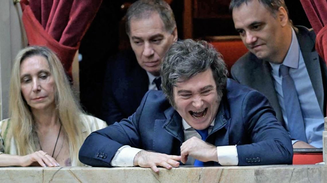 Hasta el mediodía de este domingo, ni Milei ni 'Oficina del Presidente' subieron mensajes sobre Adorni