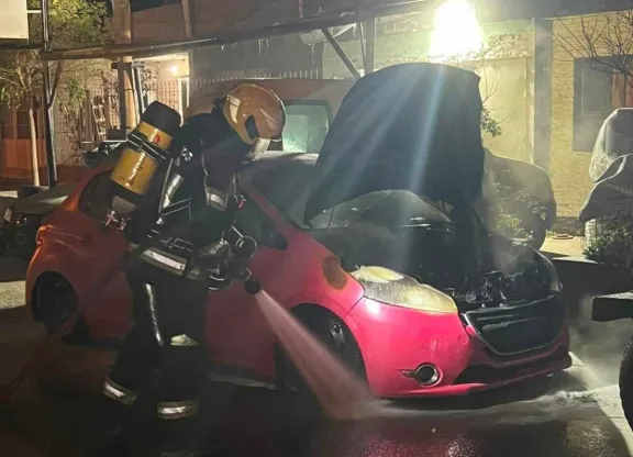 Incendio vehicular fue controlado por vecinos y bomberos de Rawson 