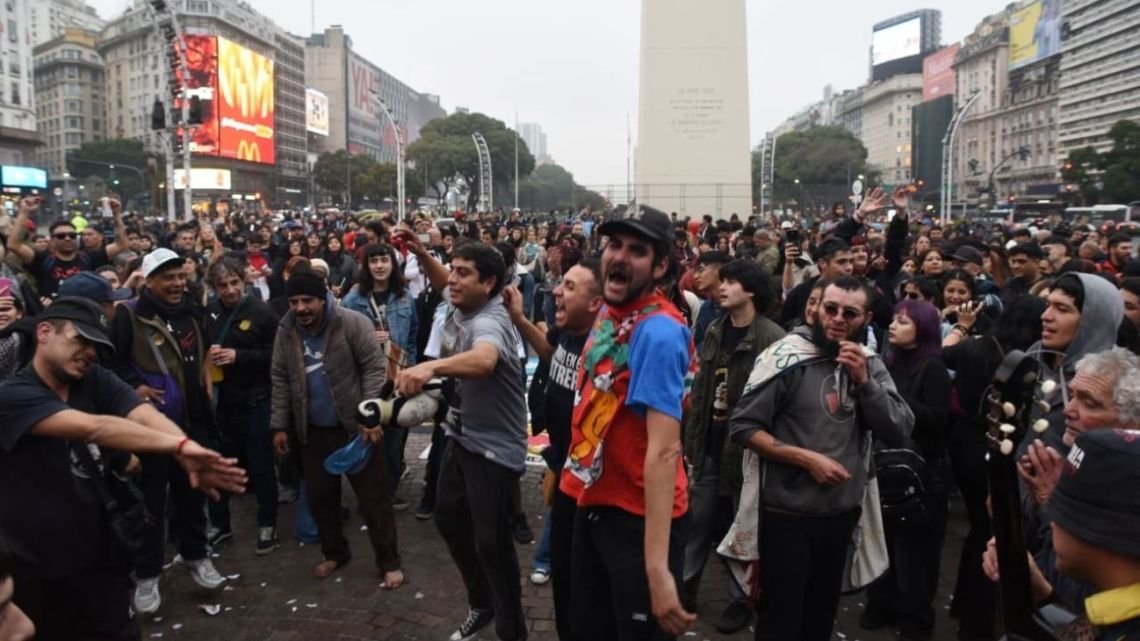 Incidentes en el Obelisco 10 detenidos y 2 policias heridos en el banderazo homenaje al Indio Solari