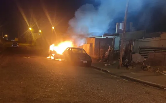Investigan el incendio intencional de un auto en el barrio Stella Maris