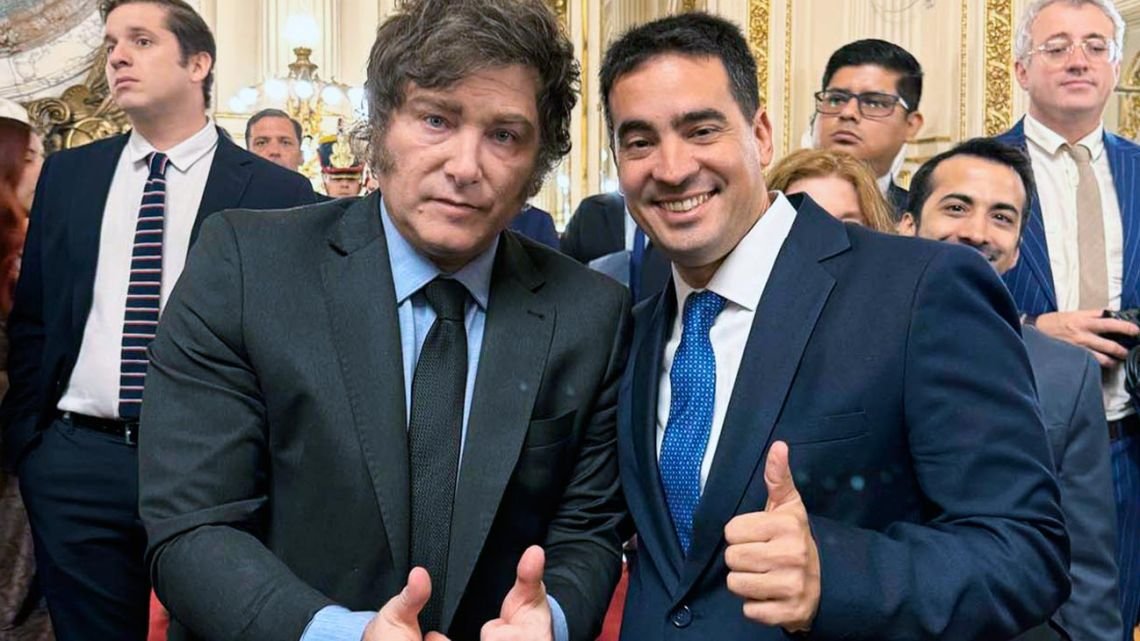 Javier Milei presenta a su nuevo vocero, Adrián Ravier, en la Fundación Faro