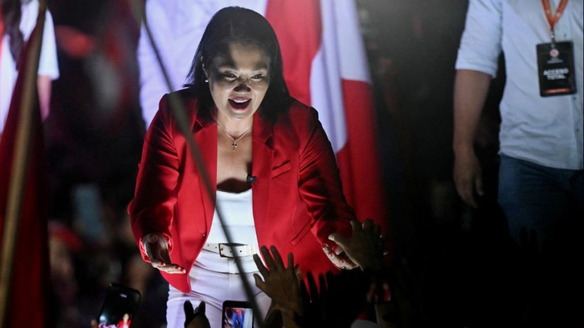 Keiko y Roberto Sánchez cerraron sus campañas: el balotaje es una moneda en el aire