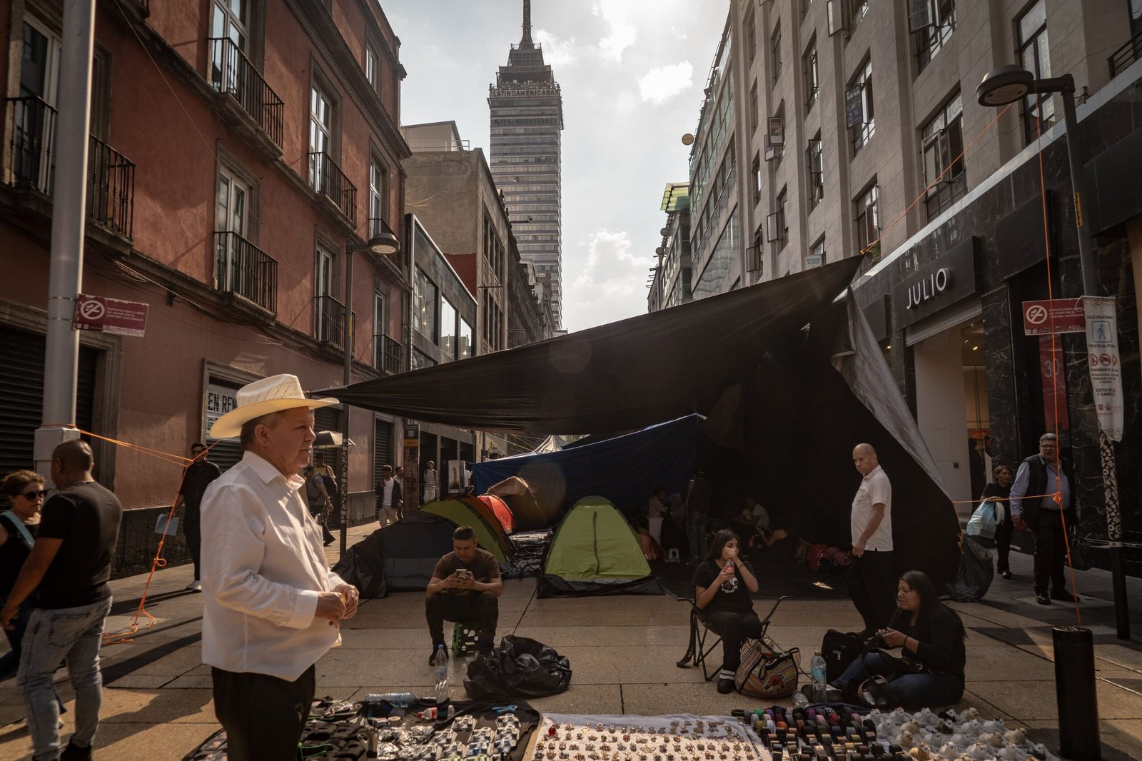 Maestros de la CNTE mantienen su campamento en calles del Centro Histórico, en Ciudad de México, este martes.