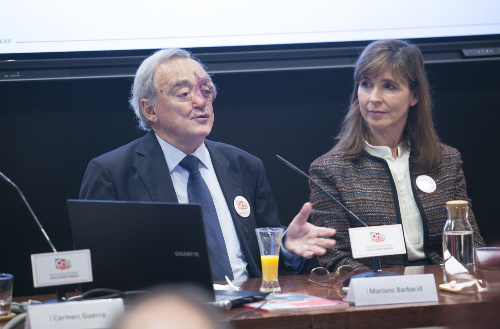 El bioquímico del CNIO Mariano Barbacid, a la izquierda, y Lola Manterola, presidenta de la Fundación Cris.
