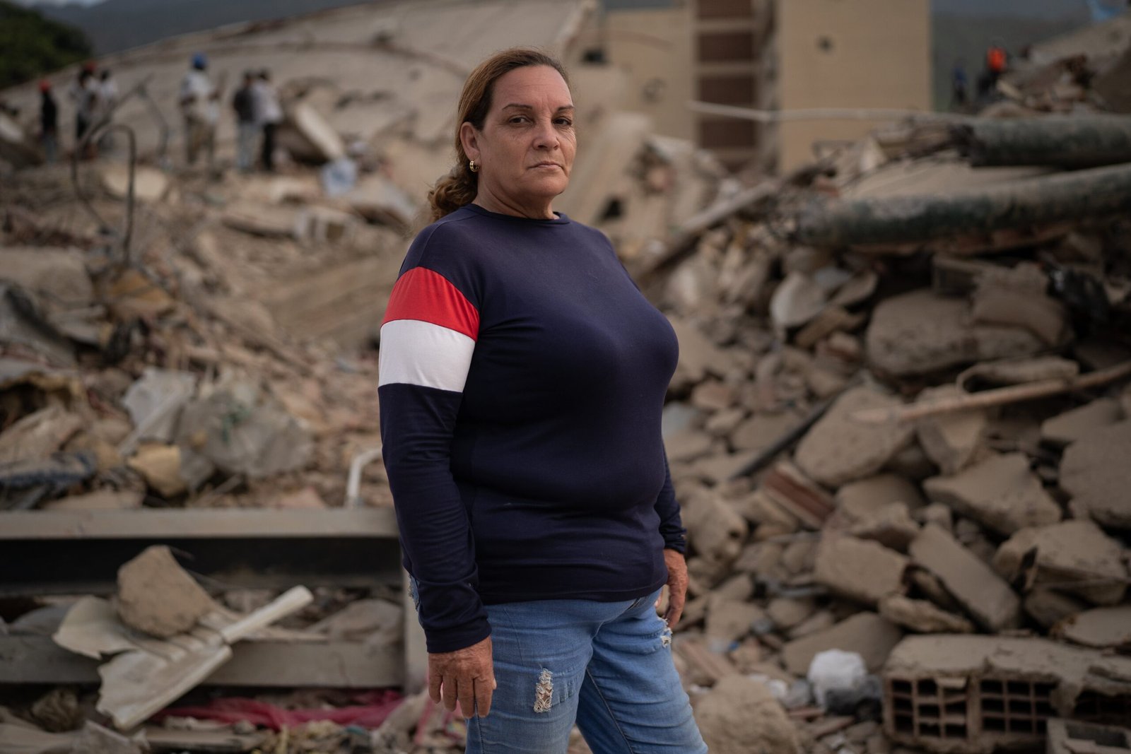 Mabel Hernández, en las ruinas del edificio OPP 33 en La Guaira, el 28 de junio.