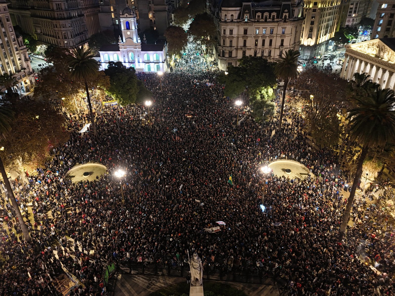 La misa ricotera copó la Plaza de Mayo para despedir al Indio Solari: "Es algo inexplicable"