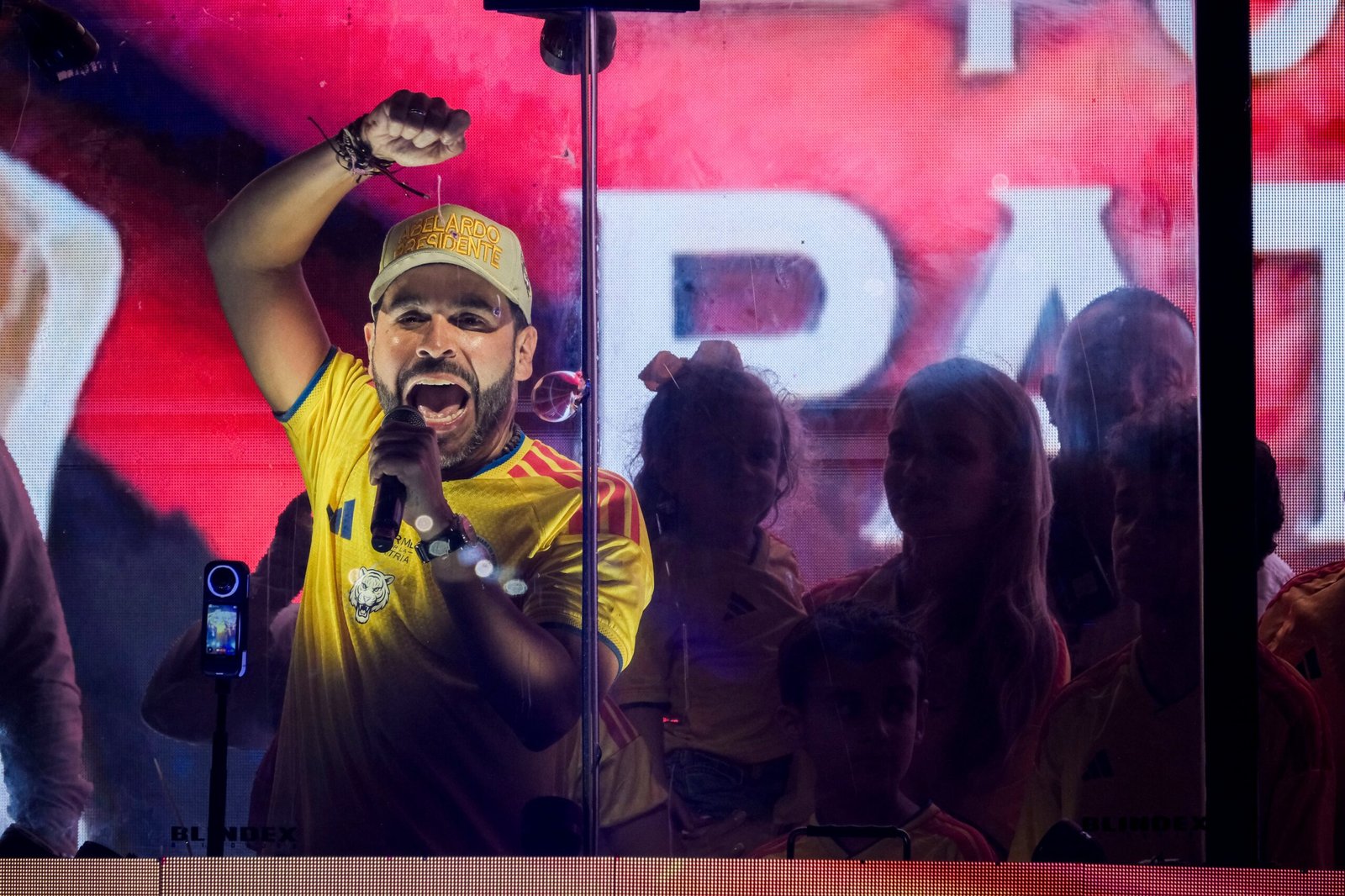 Abelardo de la Espriella da un discurso desde un ferry, frente al malecón de Barranquilla, tras conocer los resultados, el 31 de mayo.