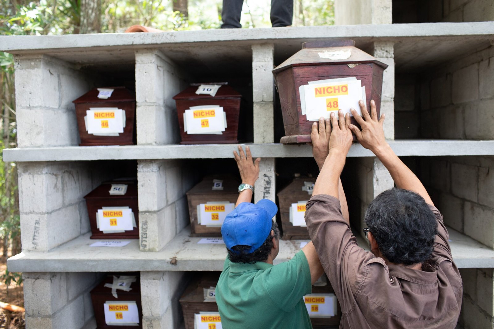 Acto de inhumación digna de 68 víctimas del conflicto armado interno en el cementerio general de Pacoj, Chimaltenango, Guatemala, el 29 de junio.