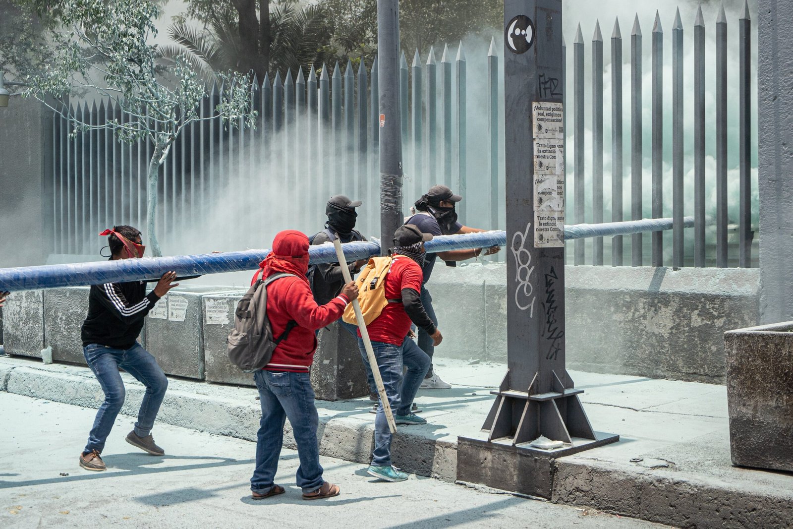Maestros de la CNTE se manifiestan al exterior de las instalaciones de SEP, en Coyoacán, el 3 de junio.