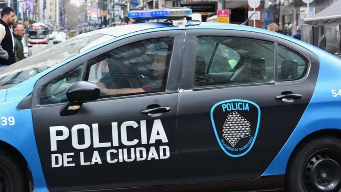 Le encontraron drogas y un arsenal de armas a mujer que cumplía prisión domiciliaria con tobillera electrónica