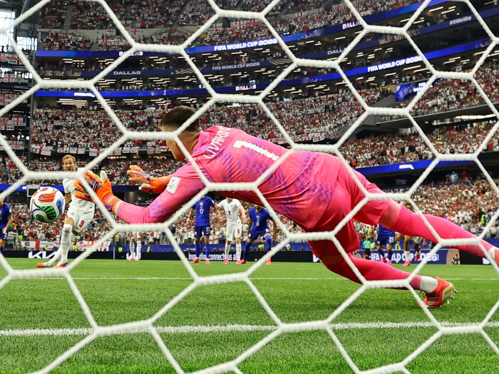 Livaković le atajó un penal a Kane, pero el árbitro ordenó repetirlo
