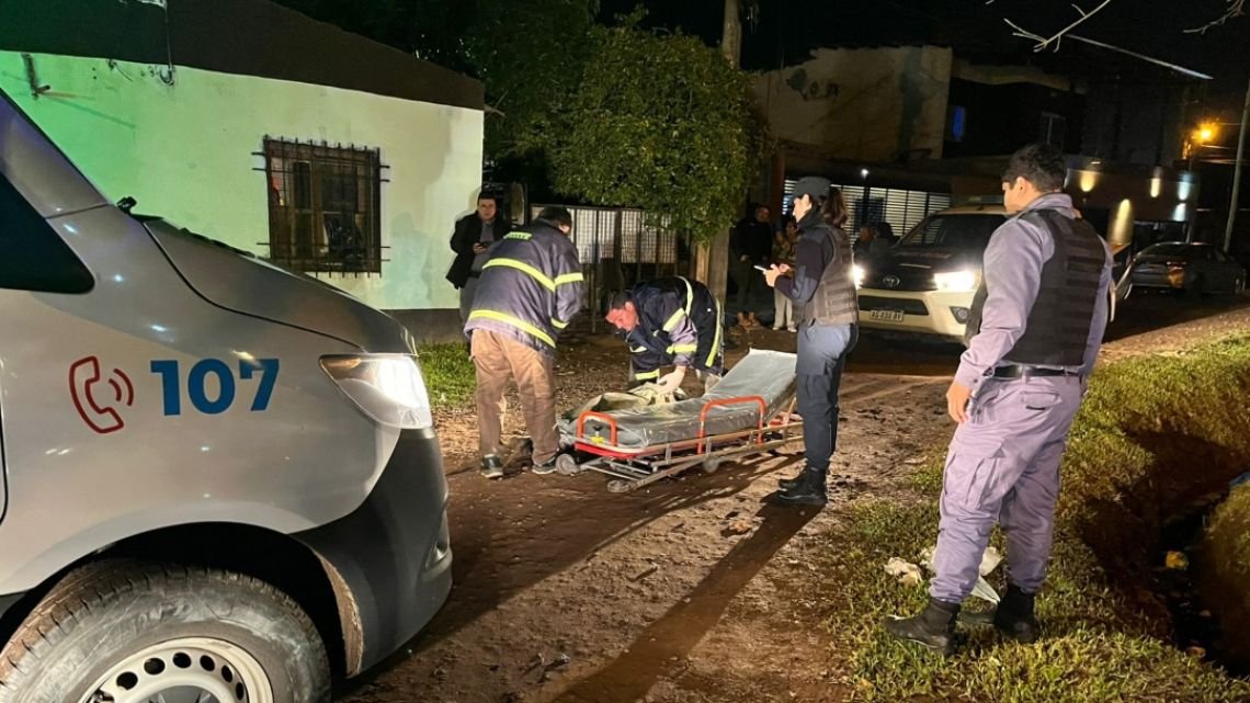 Lo atacaron más de 10 hombres, quedó inconsciente y la Policía detuvo a dos jóvenes