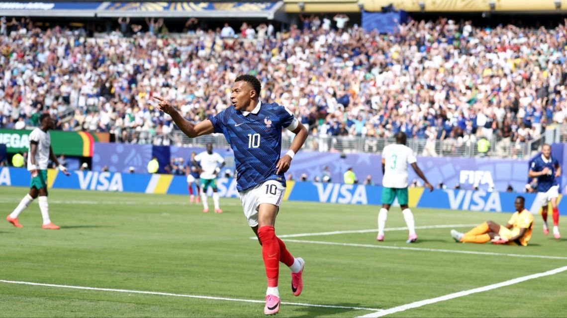 Los dos récords que rompió Mbappe con sus golazos ante Senegal en el inicio del Mundial