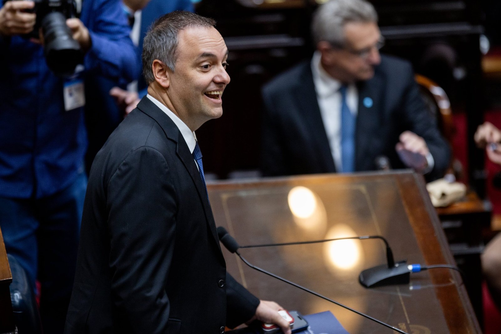 Los partidos aliados de Milei se dividen por la protección al jefe de Gabinete, investigado por corrupción