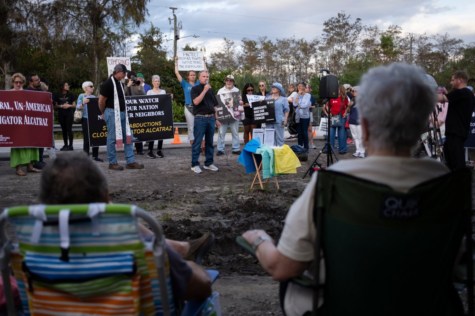 Personas asisten a una vigilia frente a la entrada de Alligator Alcatraz, en Ochopee, Florida, en noviembre de 2025.