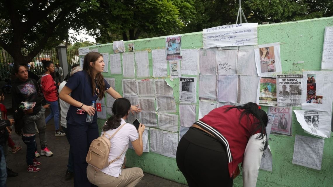 Los venezolanos buscan víctimas por WhatsApp ante el vacío institucional