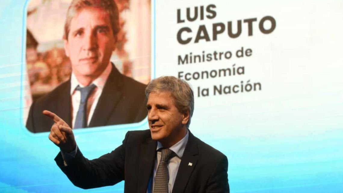 Luis Caputo: "Vamos a permitir la libre circulación de pesos y dólares"