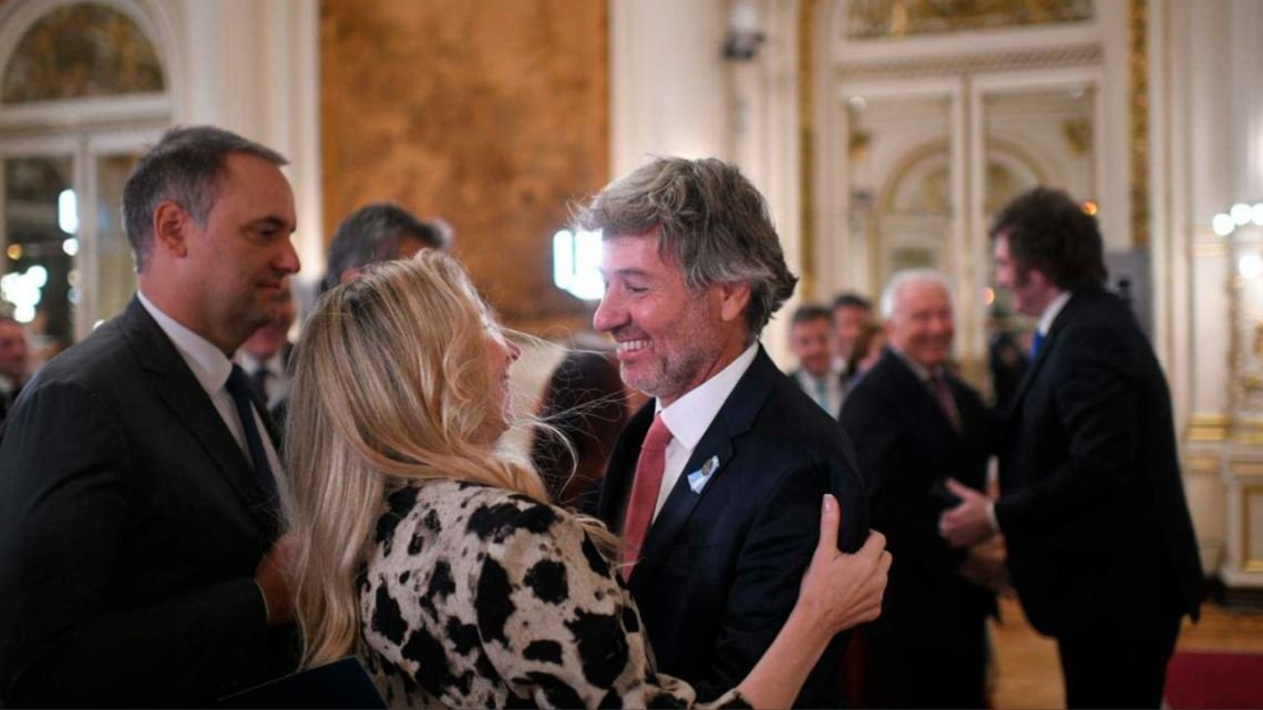 Mahiques y Lijo viajarán a París para defender la gestión de Milei ante el Grupo de Acción Financiera Internacional