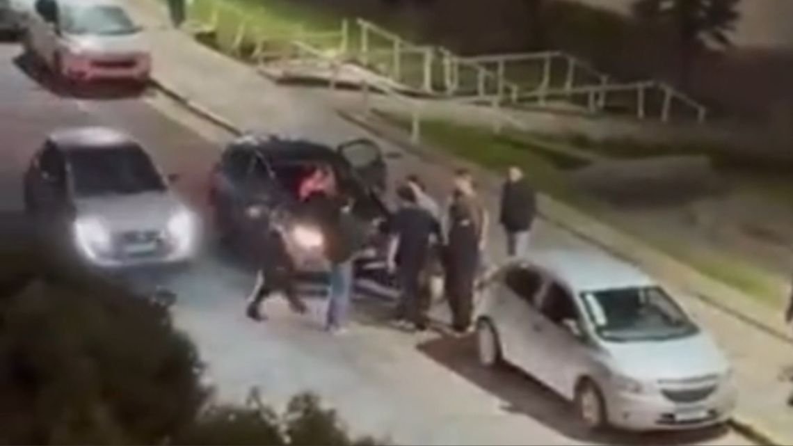 Mar del Plata: discutieron a la salida de un boliche, lo empujaron a la calle y lo atropelló un auto