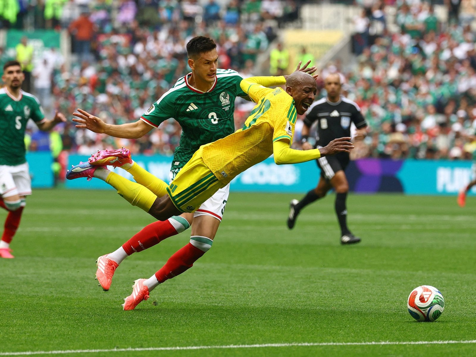 México le ganó a Sudáfrica en un choque inaugural con un récord de tarjetas rojas y polémicas