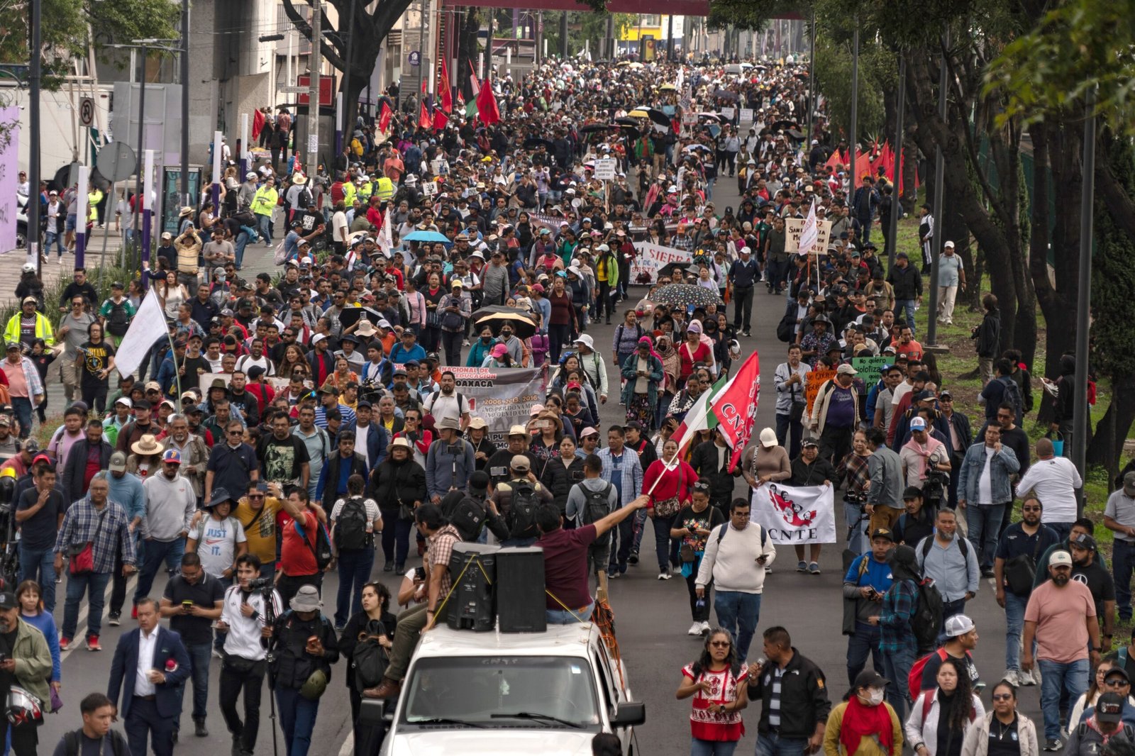 Movilización de integrantes de la Coordinadora Nacional de Trabajadores de la Educación (CNTE) al sur de Ciudad de México, este jueves.