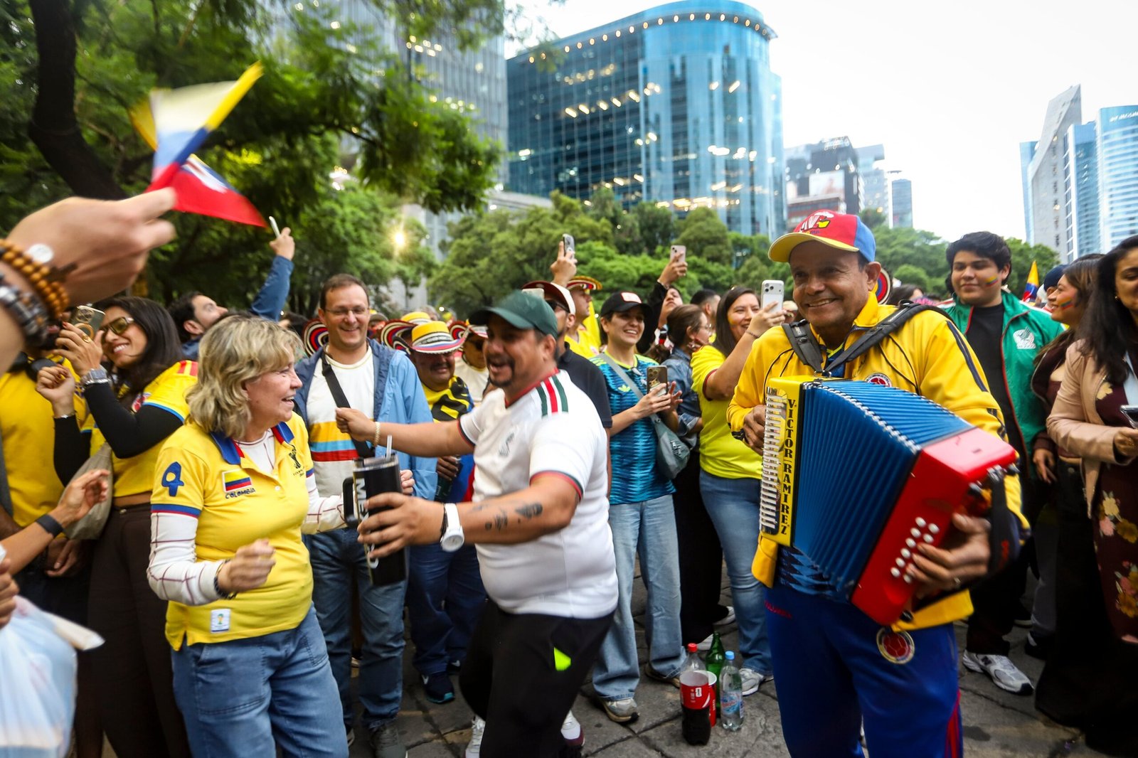 Colombianos y mexicanos en el Ángel de la Independencia previo al primer partido de Colombia, en Ciudad de México, el 16 de junio del 2026.