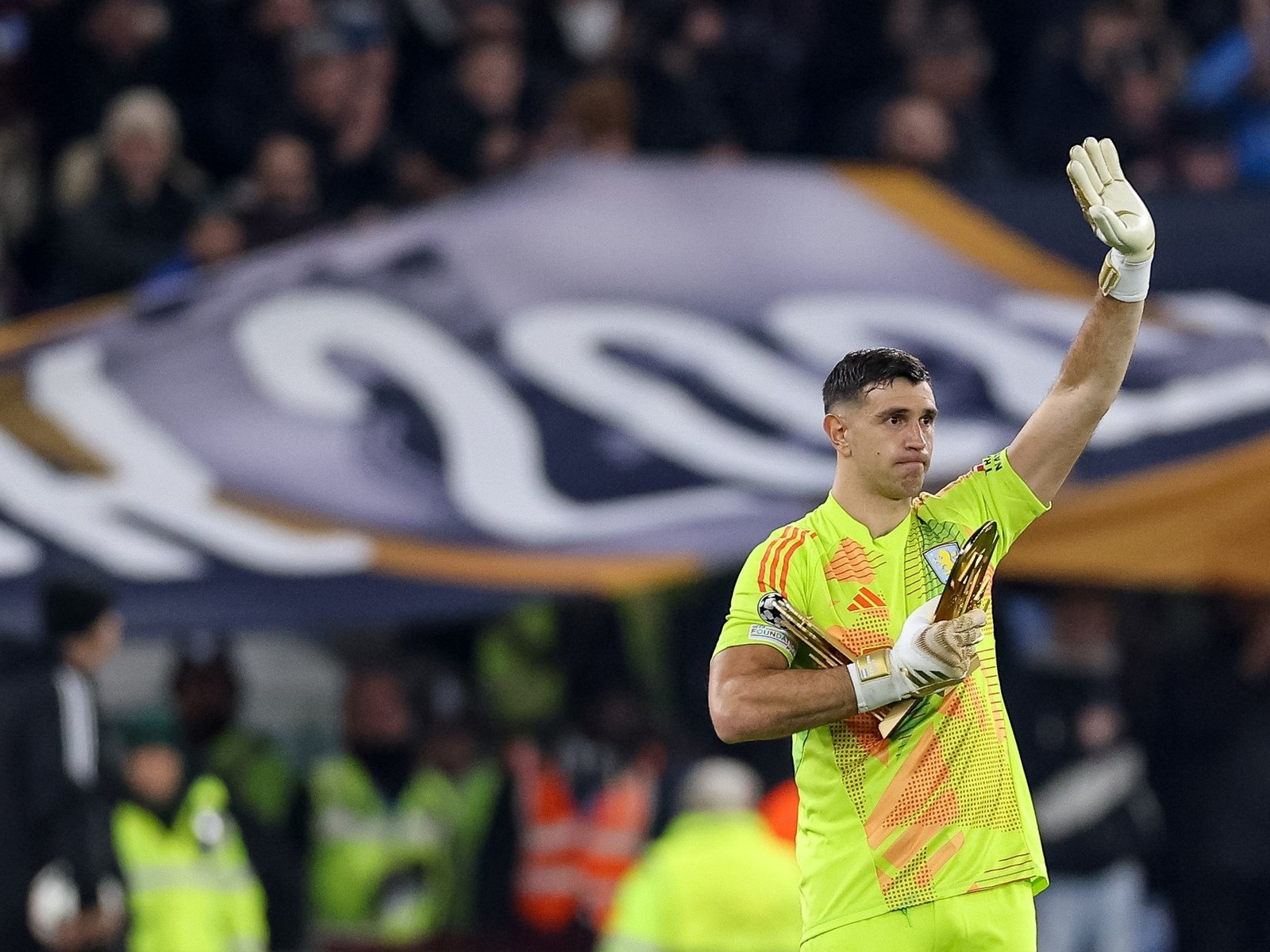 Mientras se recupera para el debut en el Mundial, Dibu Martínez suena en un gigante de Italia
